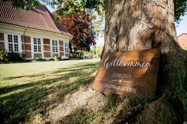 Willkommensschild aus Holz, Kalligrafie, von Hand beschriftet