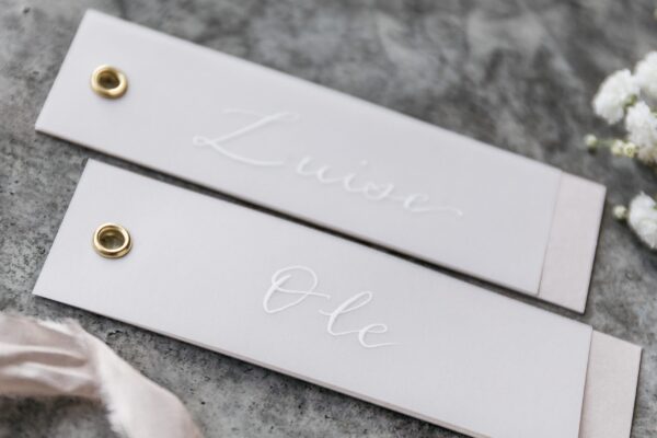 kalligrafierte Platzkarte und Anhänger für Gastgeschenke, goldene Öse