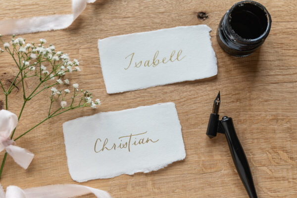 kalligrafierte Platzkarten auf handgeschöpftem Papier, goldene Tinte