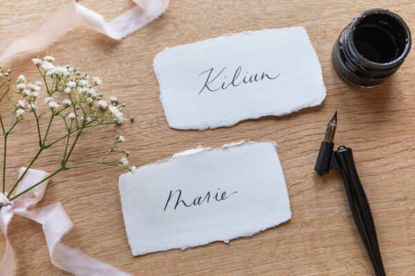 kalligrafierte Platzkarten auf handgeschöpftem Papier, schwarze Tinte