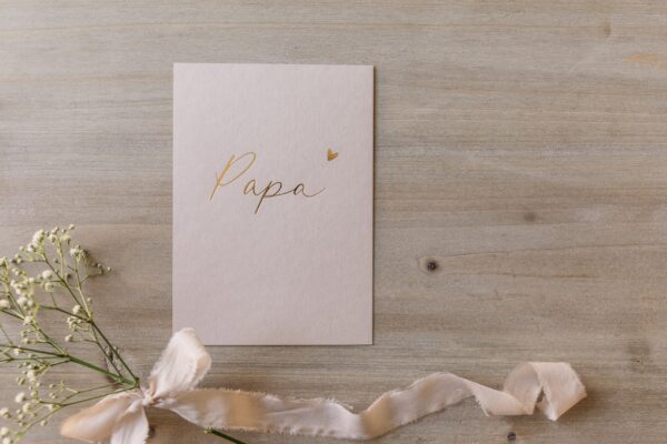 Postkarte "Papa" mit goldener Heißfolienprägung, von oben