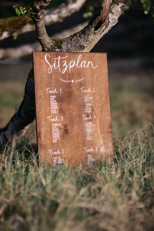 Sitzplan aus Holz, Kalligrafie
