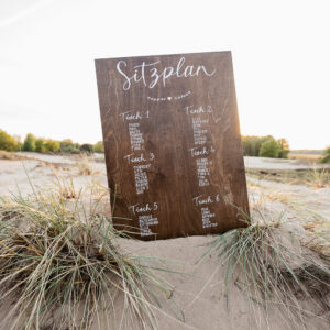 Sitzplan aus Holz, Kalligrafie, von Hand beschriftet