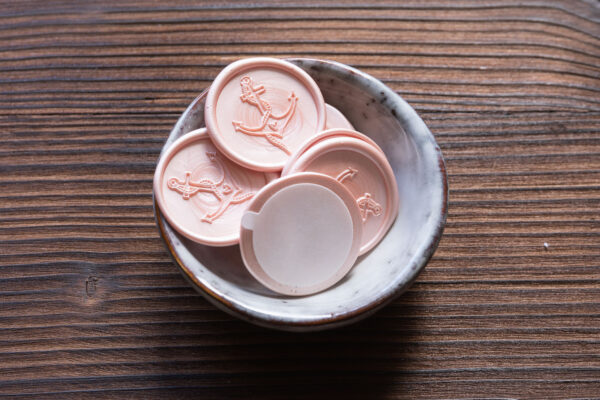 Wachssiegel "Anker mit Herz" selbstklebend, Champagner-rosé