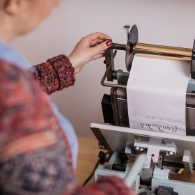 Heißfolienprägung - Lara von goldverliebt beim Prägen
