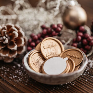 Wachssiegel in gold mit Weihnachtsmotiv, selbstklebend, mit angebrachtem Klebepunkt zum einfachen Anbringen
