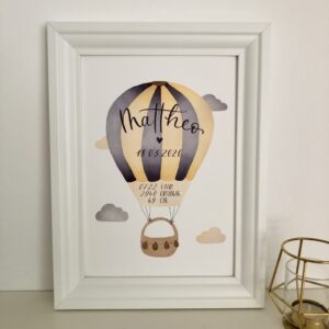 personalisierbares Geburtsbild mit indigo dunkelgelben Heißluftballon A4 im Bilderrahmen