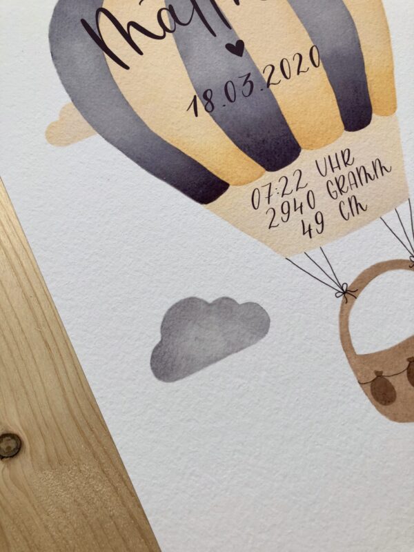 personalisierbares Geburtsbild mit indigo dunkelgelben Heißluftballon A4, Detailaufnahme von hochwertigem Papier