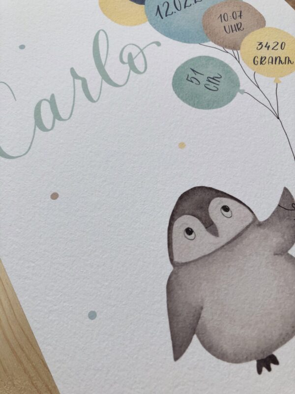 personalisierbares Geburtsbild mit Pinguin und blau gelben Luftballons A4, Detailaufnahme von hochwertigem Papier