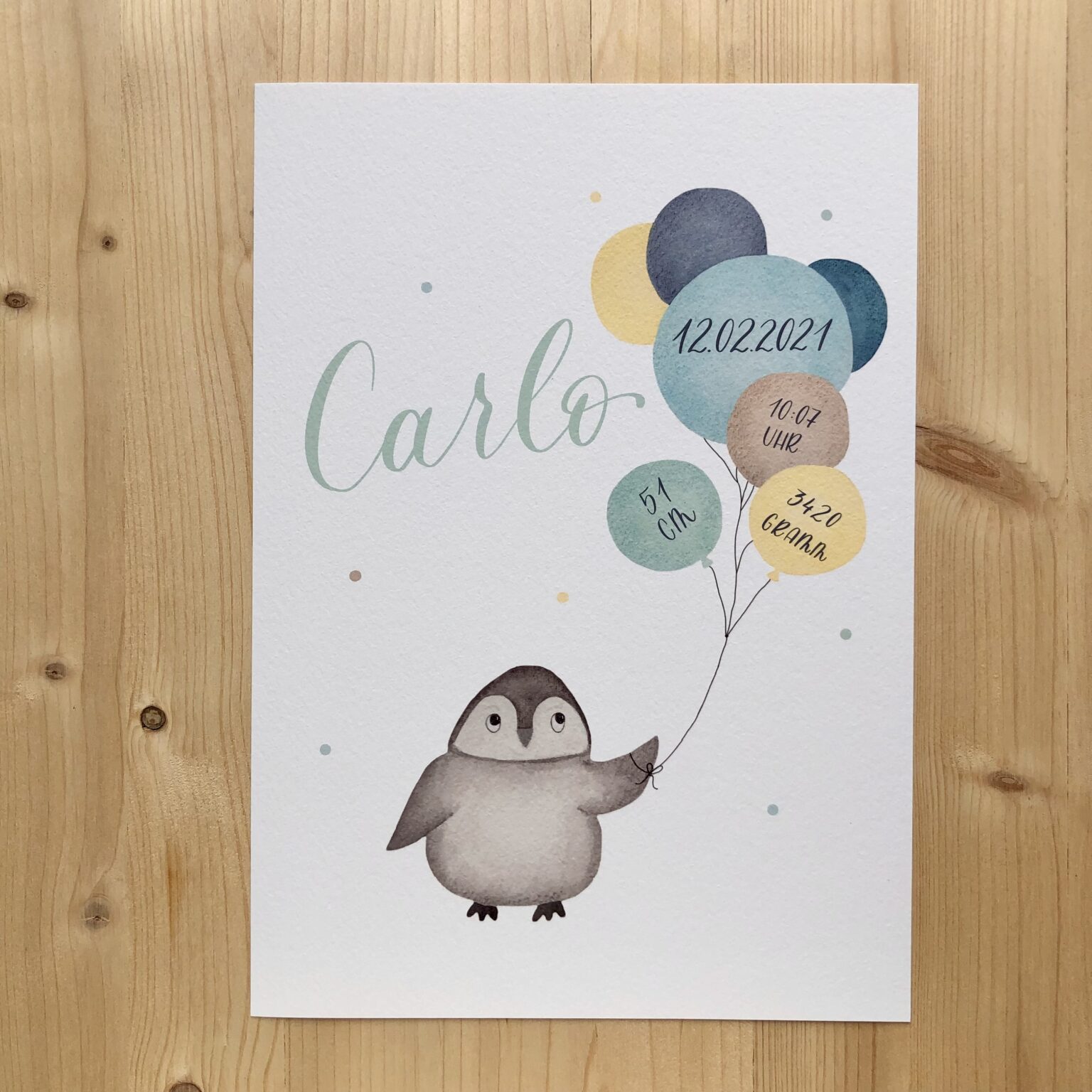 personalisierbares Geburtsbild mit Pinguin und blau gelben Luftballons A4