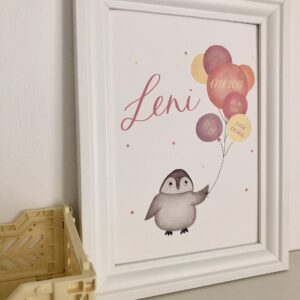 personalisierbares Geburtsbild mit Pinguin und rosa gelben Luftballons A4 im Bilderrahmen, Detailaufnahme