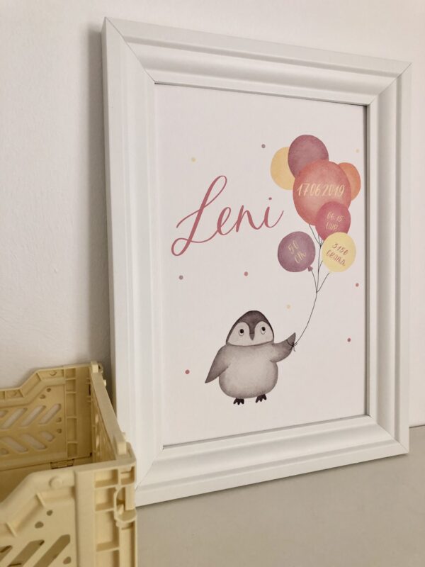personalisierbares Geburtsbild mit Pinguin und rosa gelben Luftballons A4 im Bilderrahmen, Detailaufnahme
