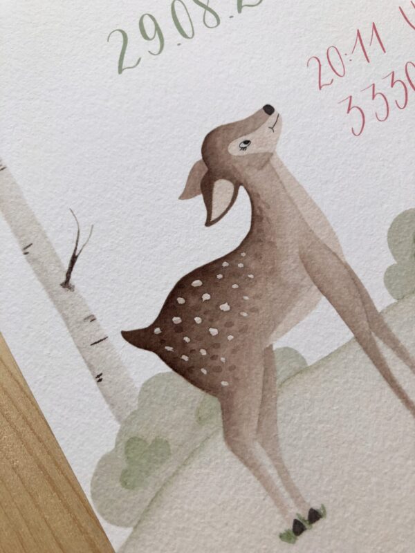 personalisierbares Geburtsbild mit Reh im Wald in A4, Detailaufnahme von hochwertigem Papier