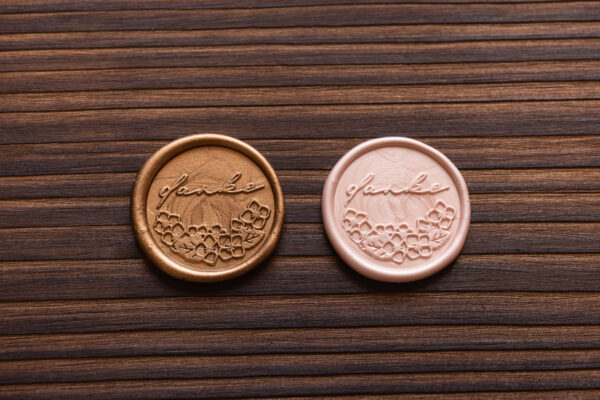 rundes Wachssiegel mit dem Wort danke und Hortensien. Farbe gold und Champagner rosé