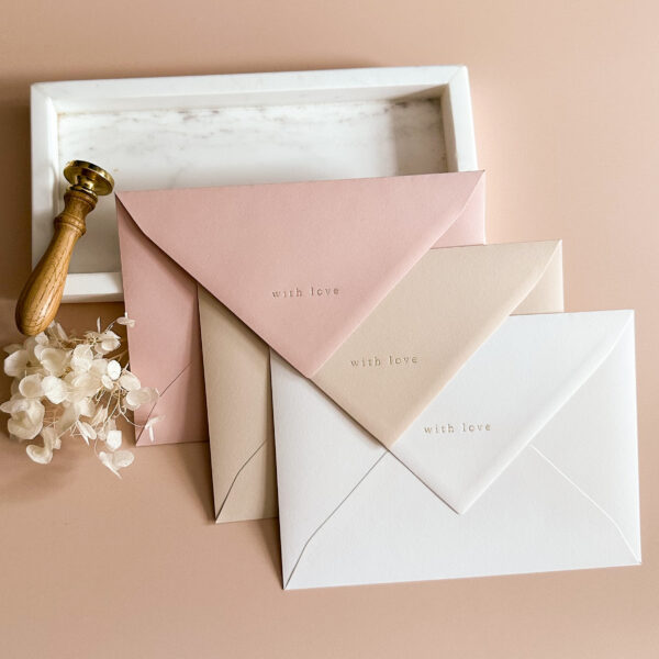 Briefumschläge B6 mit goldener Prägung "with love", rosa, beige und weiß