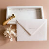Briefumschlag B6 in weiß mit goldener Prägung 