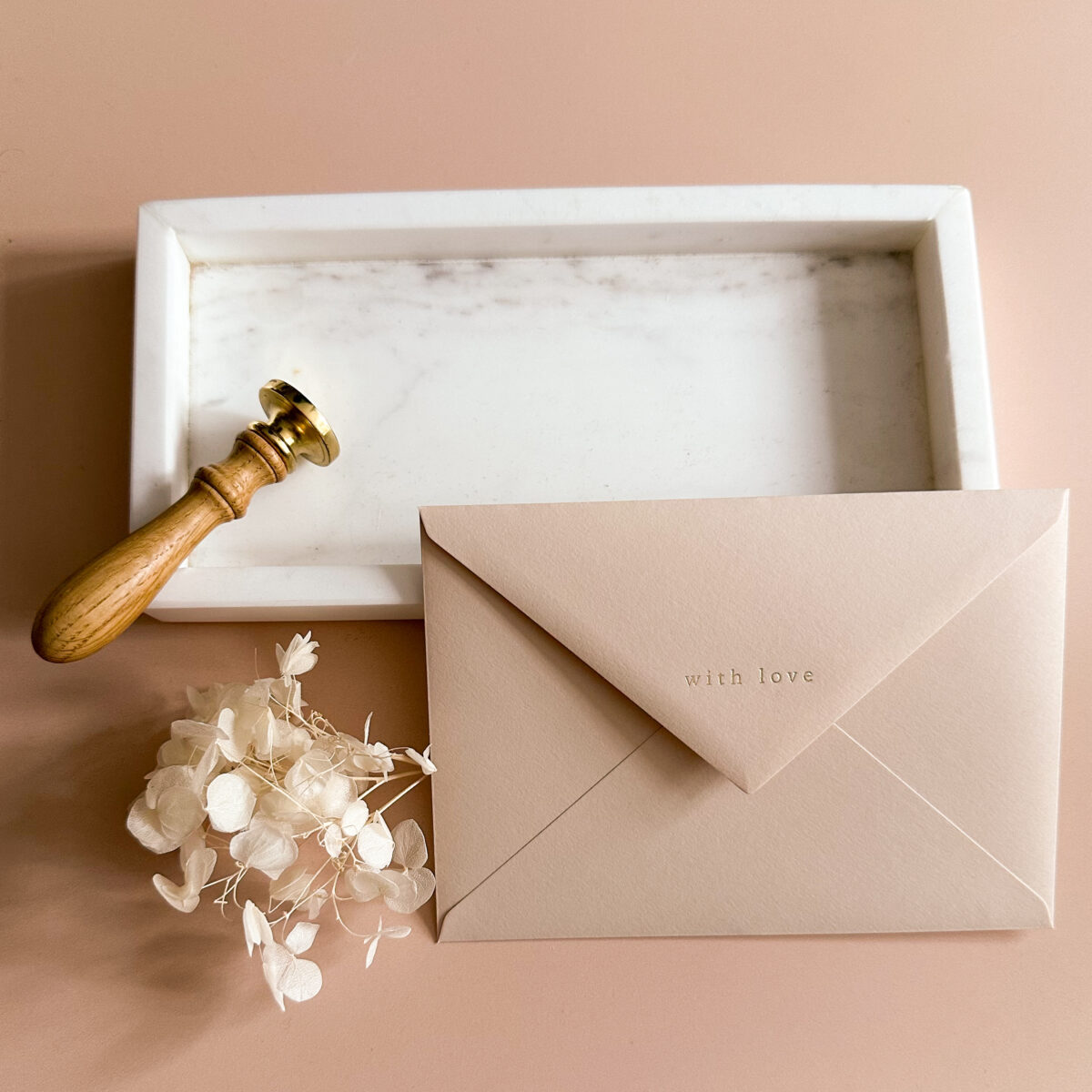Briefumschlag C6 in beige mit goldener Prägung "with love"
