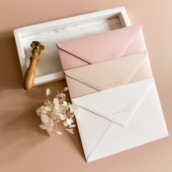 Briefumschläge C6 mit goldener Prägung "with love", rosa, beige und weiß
