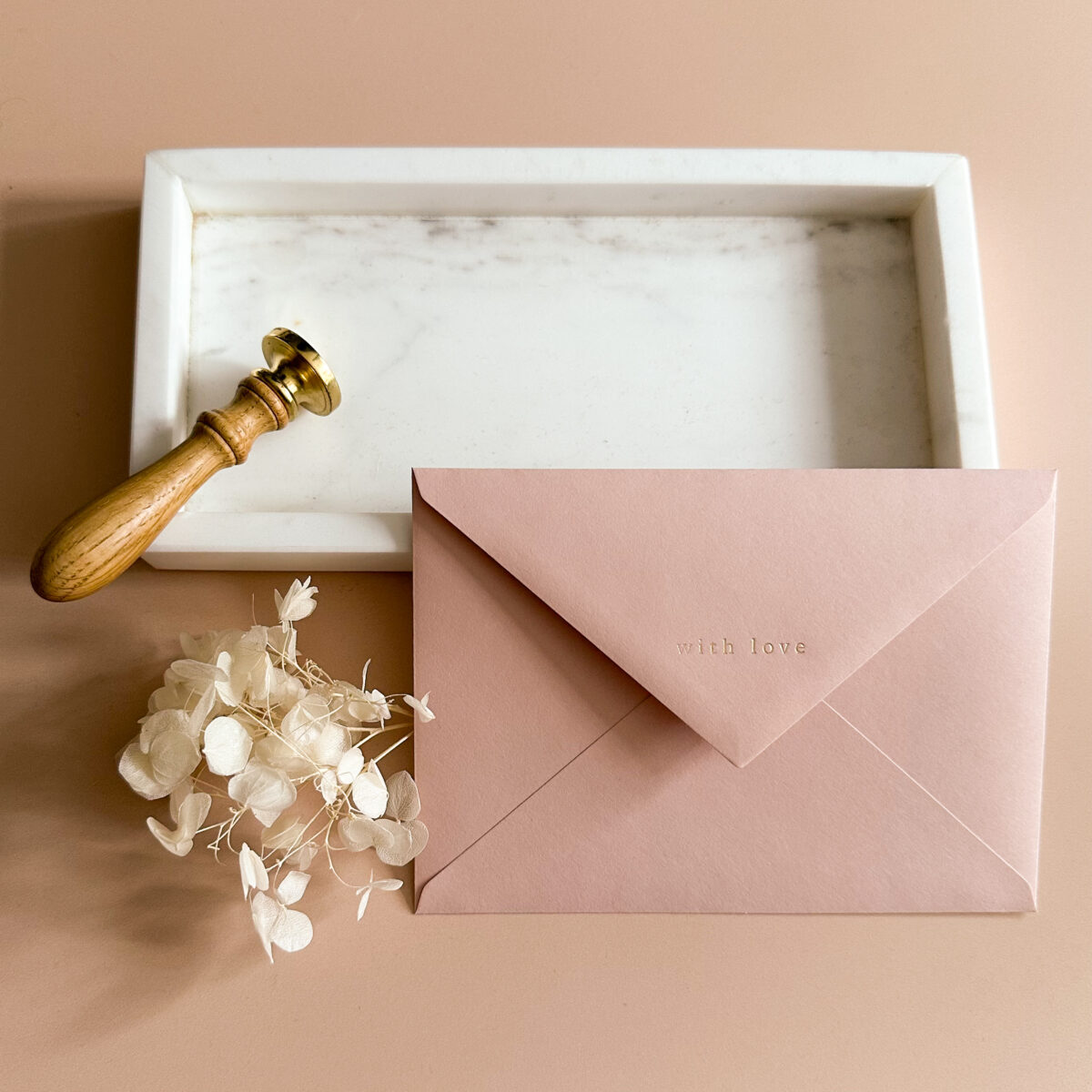 Briefumschlag C6 in rosa mit goldener Prägung "with love"