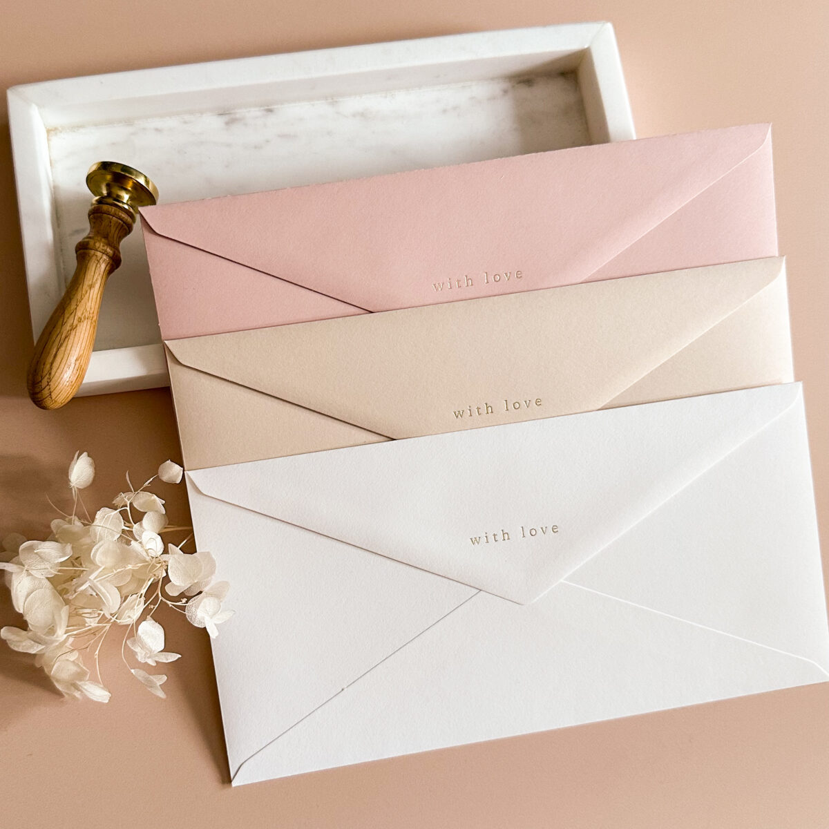 Briefumschläge DIN lang mit goldener Prägung "with love", rosa, beige und weiß