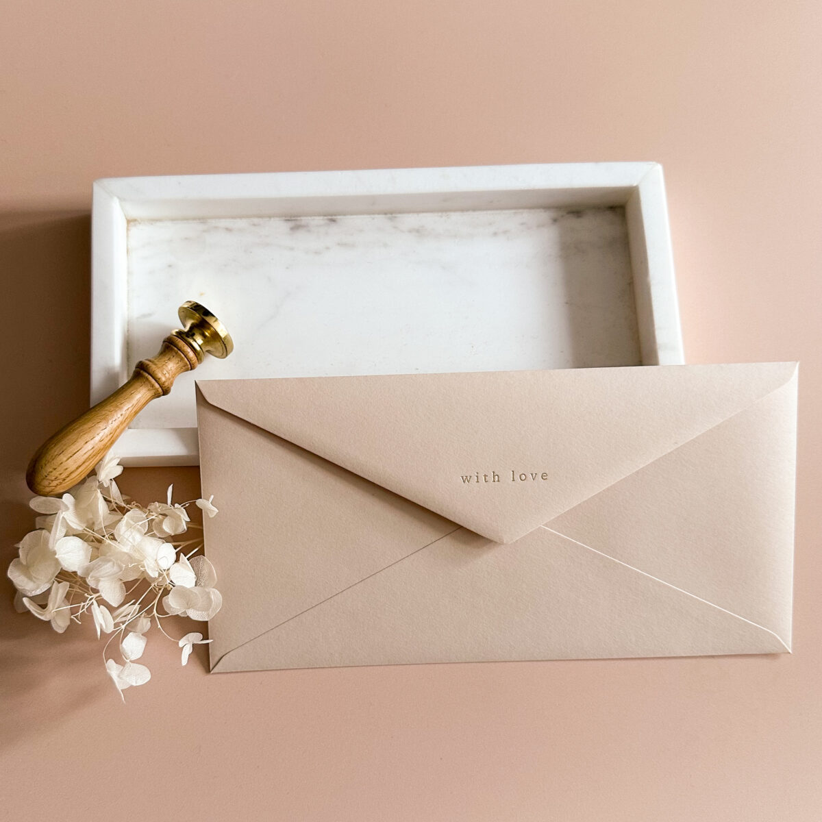 Briefumschlag DIN lang in beige mit goldener Prägung "with love"