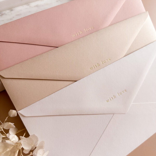 Briefumschlag DIN lang in beige mit goldener Prägung "with love", Farbübersicht