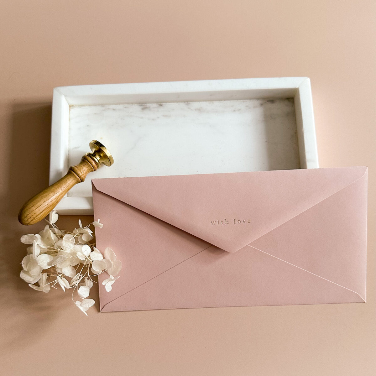 Briefumschlag DIN lang in rosa mit goldener Prägung "with love"
