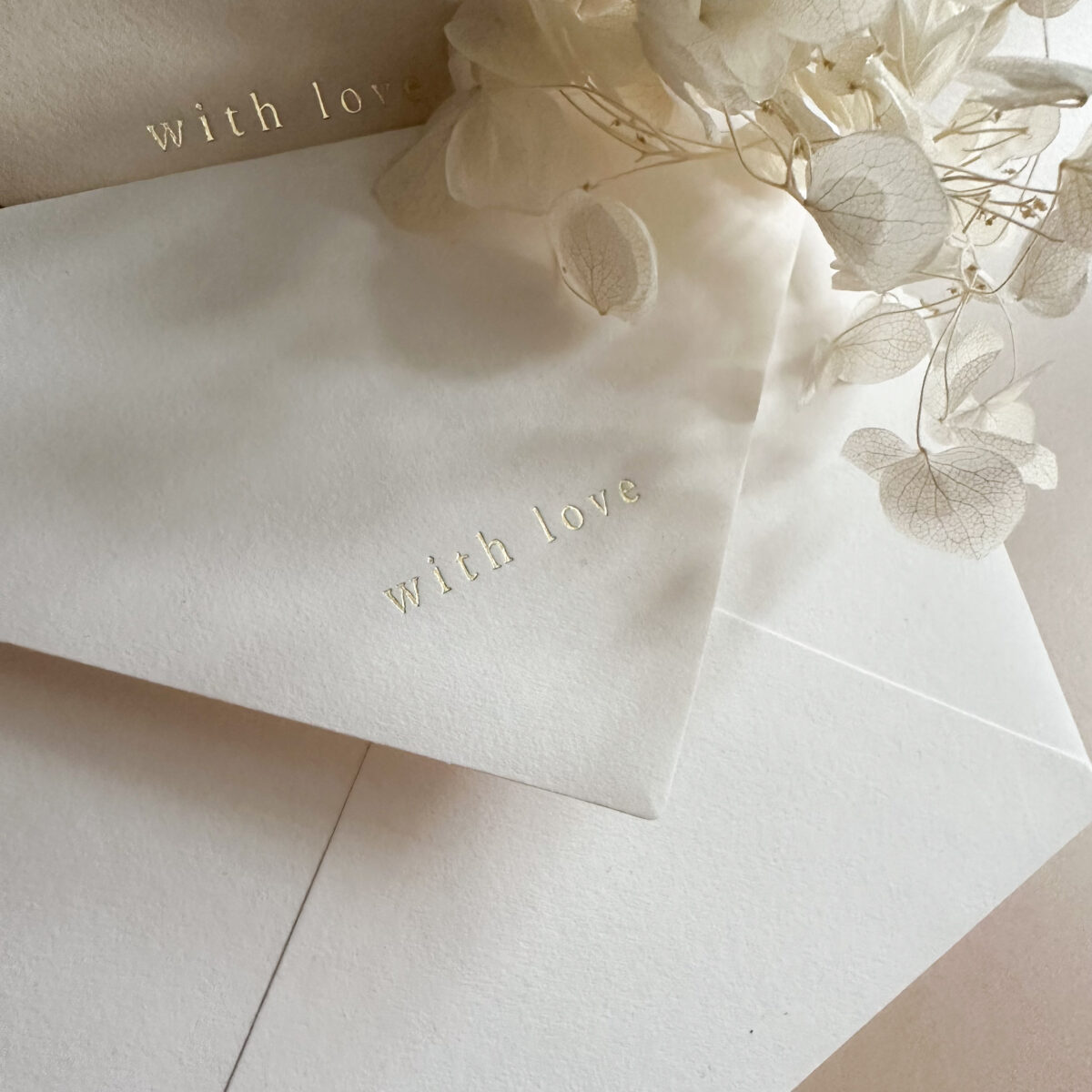 Briefumschlag B6 mit goldener Prägung "with love"